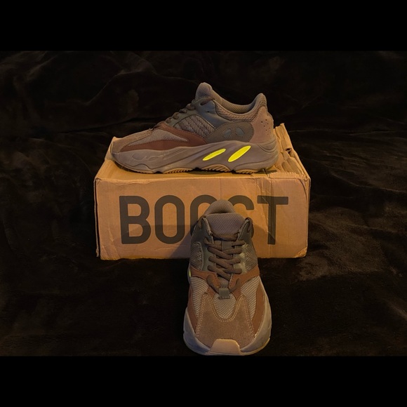 Yeezy Boost 700 Mauve - Picture 2 of 3
